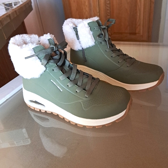 Skechers Shoes - Woman's Boots SKECHERS Uno Rugged - Fall Mode Brand New (size 9)